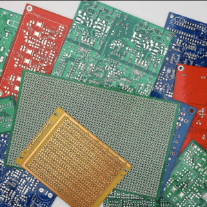 PCB 프로토타입 근접 사진, 다양한 색상의 인쇄회로기판