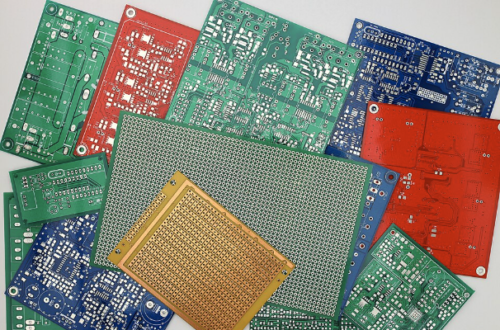 PCB 프로토타입 근접 사진, 다양한 색상의 인쇄회로기판