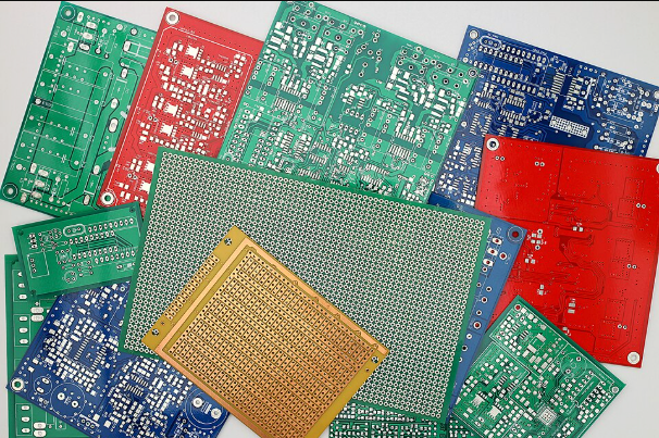 PCB 프로토타입 근접 사진, 다양한 색상의 인쇄회로기판