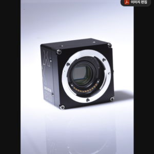 산업용 CoaXPress 영역 스캔 카메라 근접 사진, C-마운트 렌즈와 방열 하우징이 보이는 카메라 본체