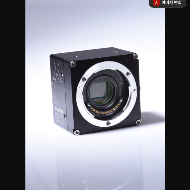 산업용 CoaXPress 영역 스캔 카메라 근접 사진, C-마운트 렌즈와 방열 하우징이 보이는 카메라 본체