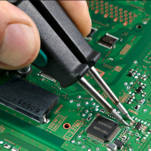 PCB 위에서 핀셋으로 SMD 부품을 납땜하는 근접 사진, 초록색 회로기판과 정밀 인두 팁이 보이는 모습