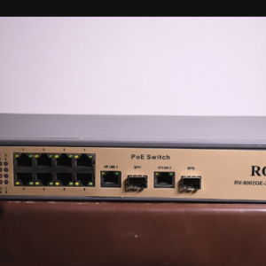 8포트 PoE 스위치 근접 사진, RJ45 포트와 SFP 업링크 슬롯이 보이는 산업용 랜카드 장비