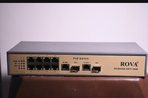 8포트 PoE 스위치 근접 사진, RJ45 포트와 SFP 업링크 슬롯이 보이는 산업용 랜카드 장비
