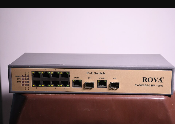 8포트 PoE 스위치 근접 사진, RJ45 포트와 SFP 업링크 슬롯이 보이는 산업용 랜카드 장비